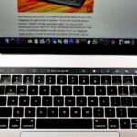 Chrome MacBook Pronuzun Dokunmatik Cubugu ile guzel bir sekilde oynuyor