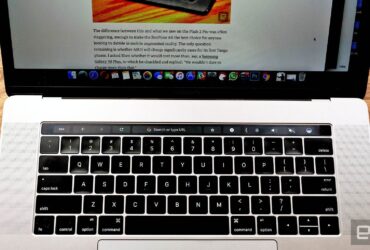 Chrome MacBook Pronuzun Dokunmatik Cubugu ile guzel bir sekilde oynuyor