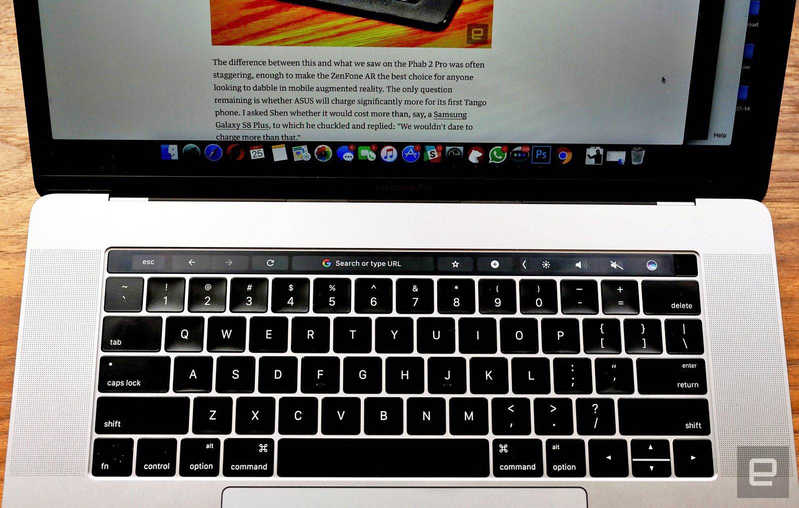 Chrome MacBook Pronuzun Dokunmatik Cubugu ile guzel bir sekilde oynuyor