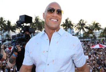 Dwayne The Rock Johnson Siriyi tanitan yeni bir reklam icin Applela bir araya geldi