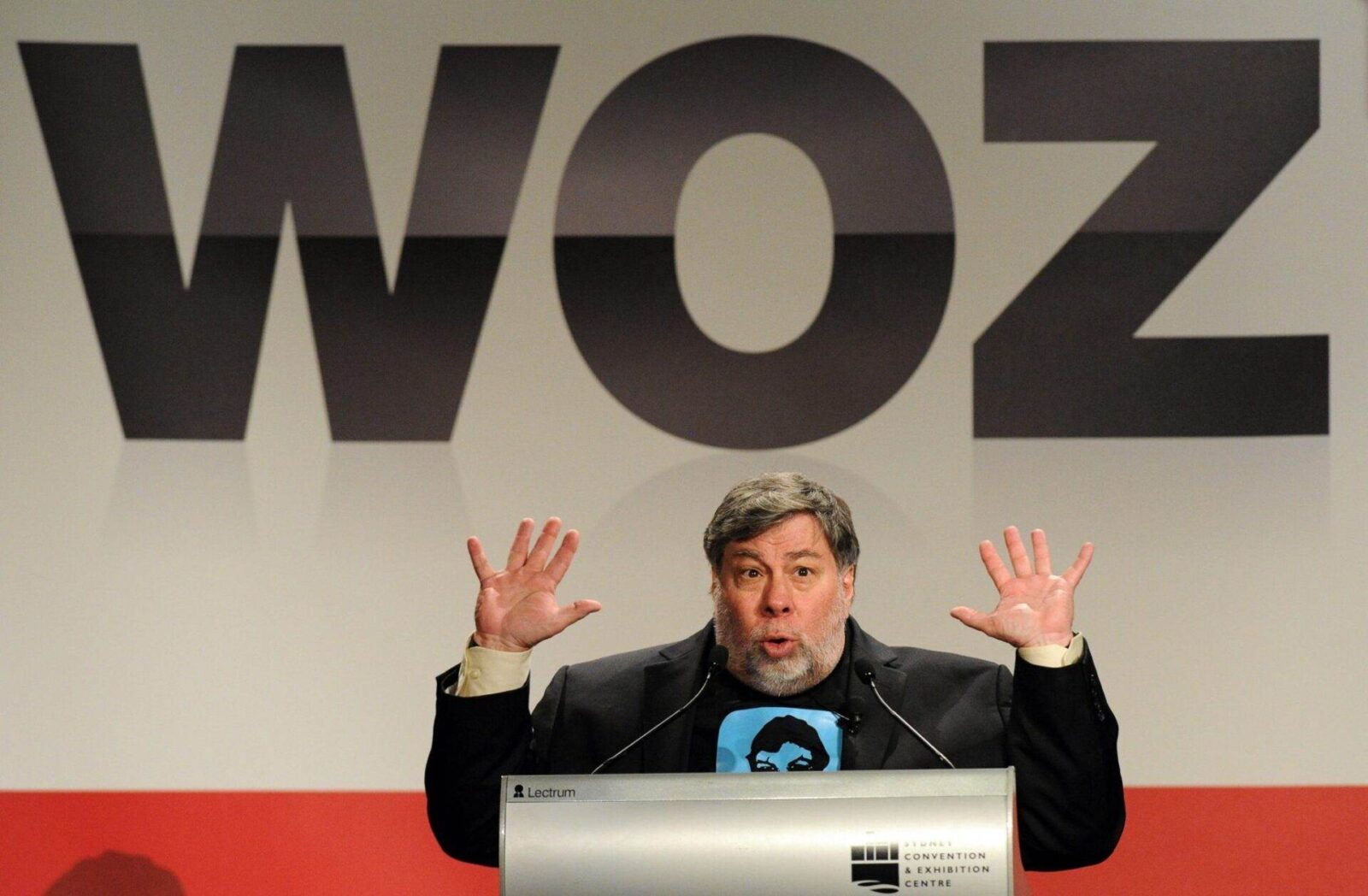 Steve Wozniak iPhonelar cok yuksek fiyatlandiriliyor cunku buna degecekler.