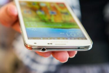 Galaxy S5 kaza sonucu ucaktan dustu Saglamlik testinden gecti Video