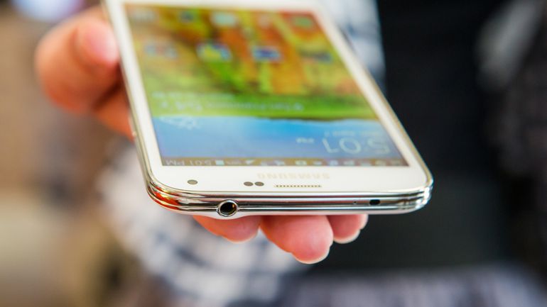 Galaxy S5 kaza sonucu ucaktan dustu Saglamlik testinden gecti Video