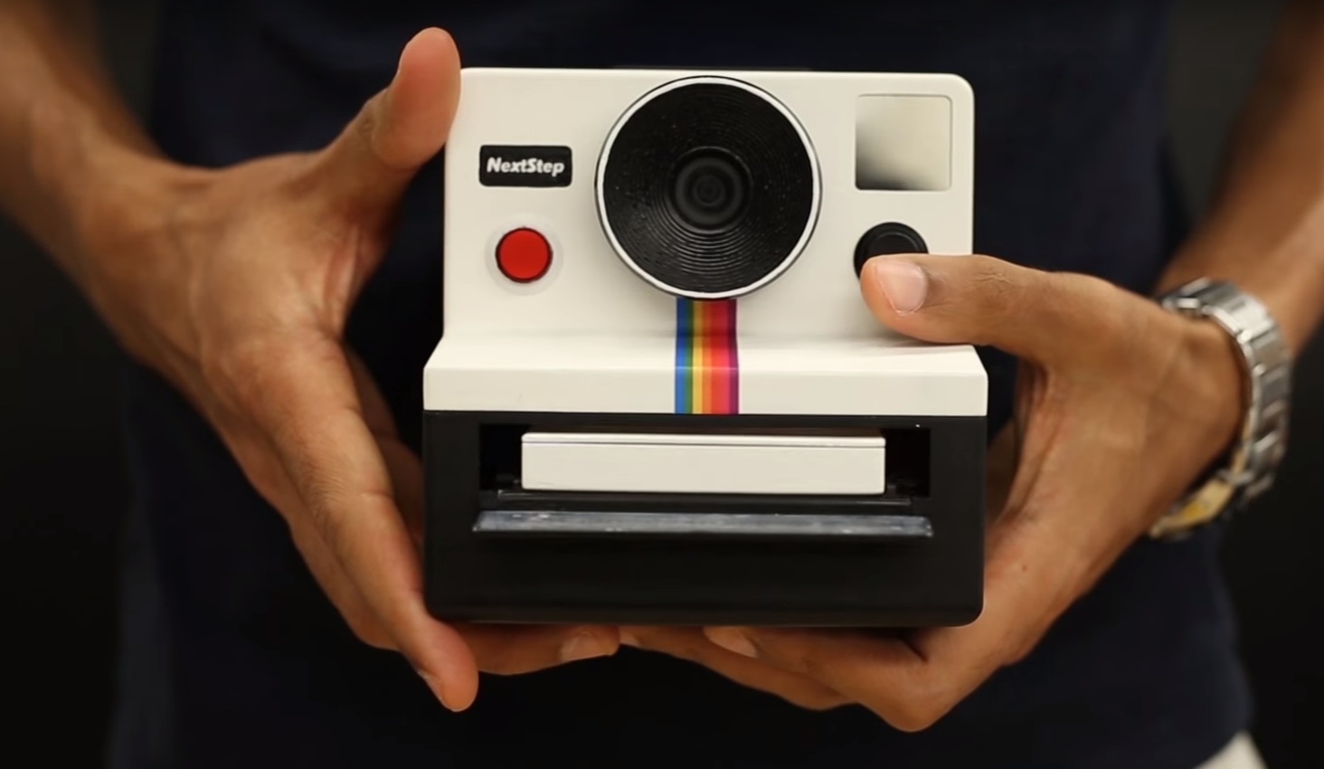 Instagif GIFleri basan bir Polaroid fotograf makinesi