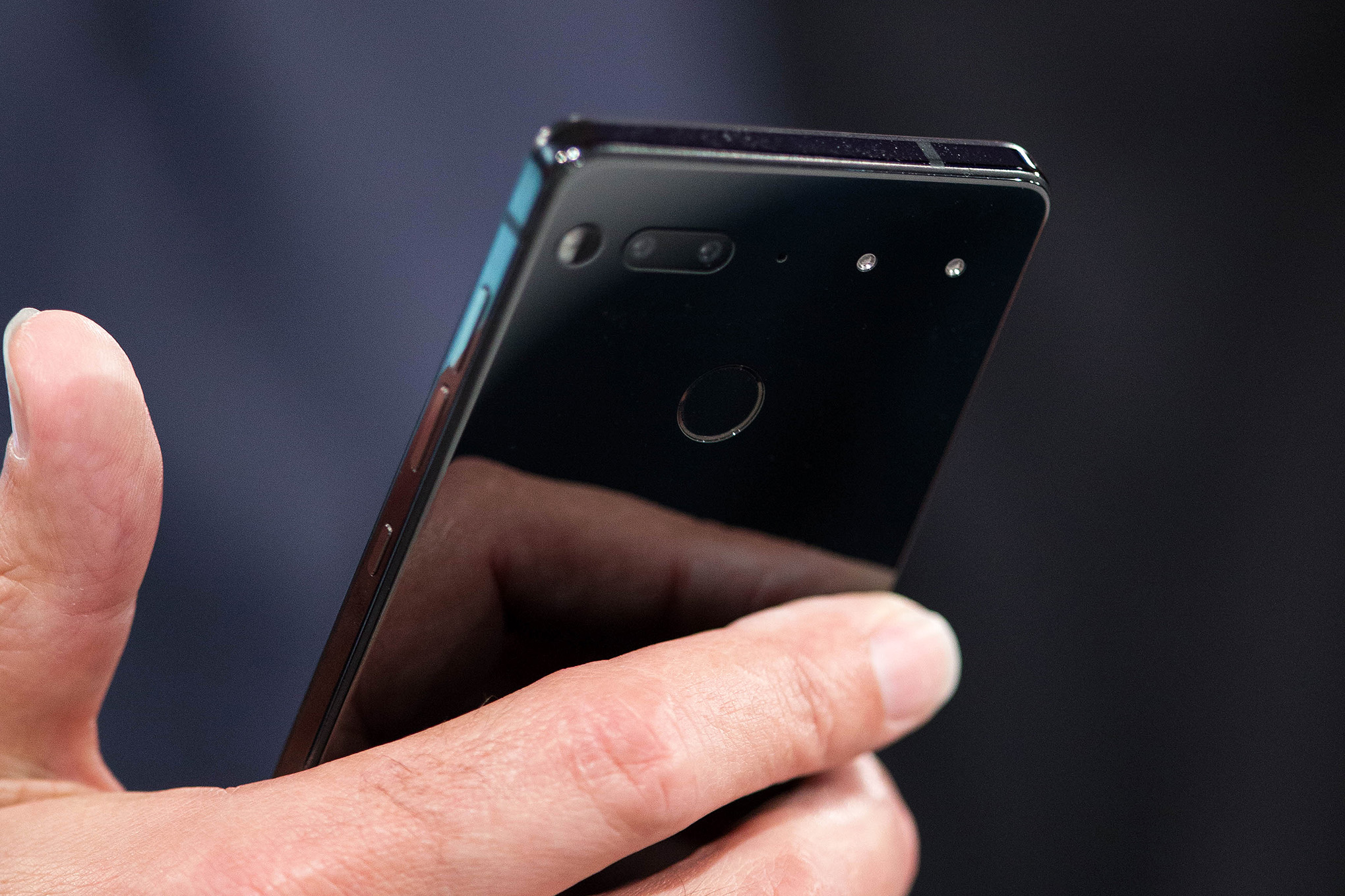 Essential Phone şimdi 499 dolar, Orijinal fiyatından 200 dolar daha düşük