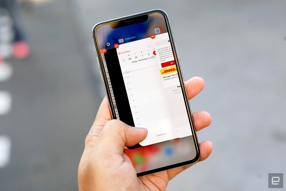 Apple iPhone X sahiplerine OLED ekran kullandiklarini hatirlatiyor