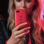 OnePlus 5T Lava Red In Hand 0 1