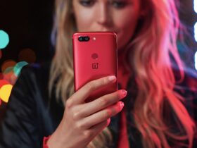 OnePlus 5T Lava Red In Hand 0 1