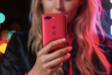 OnePlus 5T Lava Red In Hand 0 1