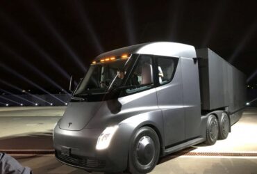 Teslanin yeni araci Tek bir sarjla 500 mil yol kat edebilecek