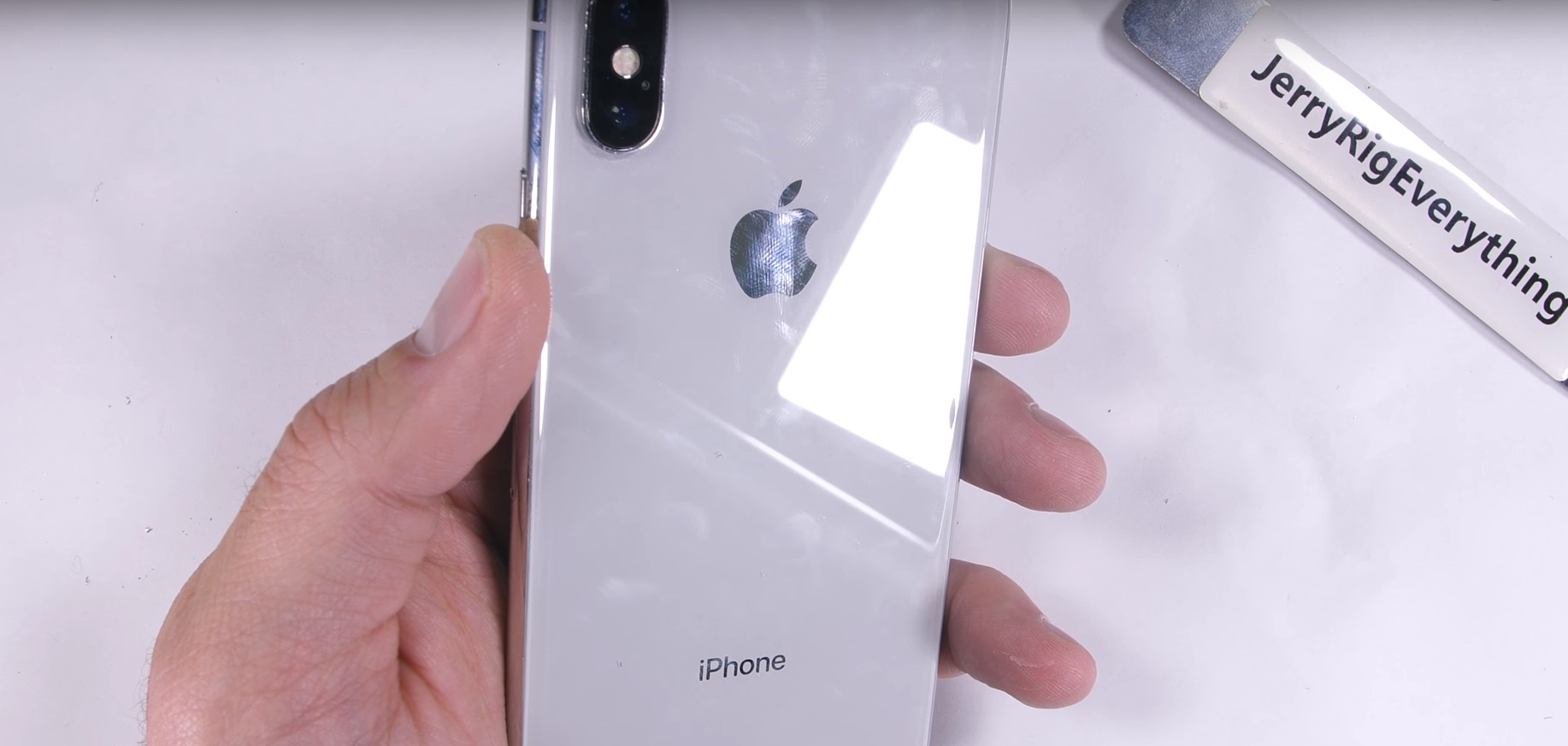 iPhone X dayanıklılık testinden geçiyor, sadece bir kusuru görüldü