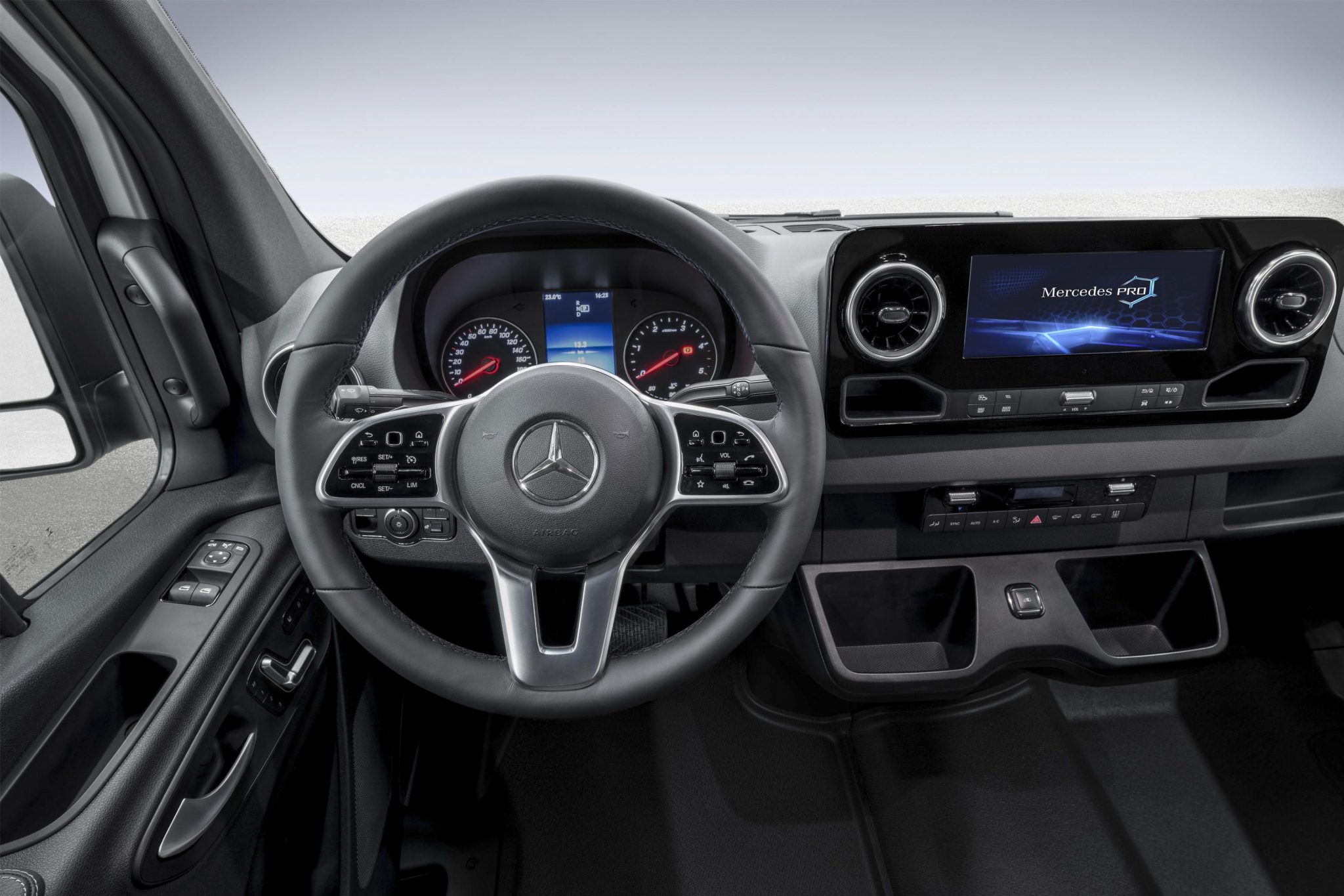 Mercedes 2019da gelecek olan yeni Sprinter iç mekanını canlandırıyor