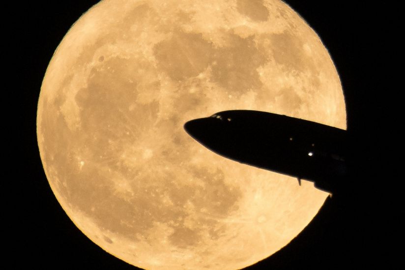 uçak ve ay