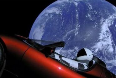 Elon Musk spor arabayi uzaya gonderdi