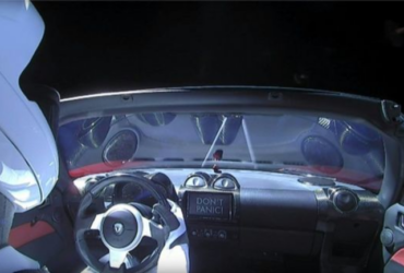 Elon Musk spor arabayi uzaya gonderdi1