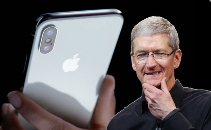 tim cook iphone x kullaniyor 696x427 1