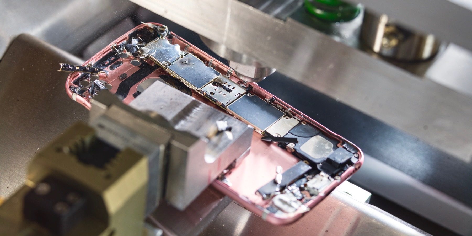iPhone’ları parçalara ayırmakla görevli robot Daisy ile tanışın