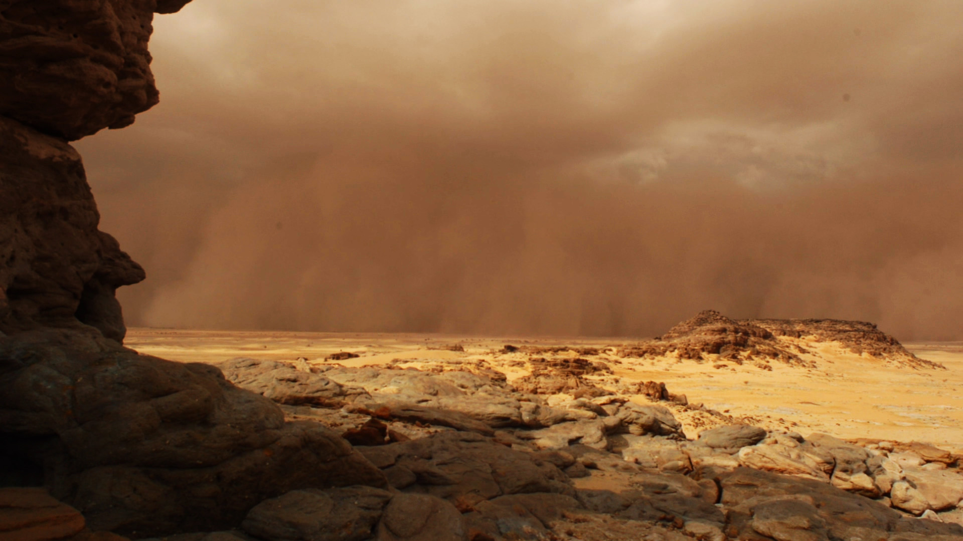 Mars, tüm gezegeni kaplayan devasa bir fırtınanın etkisi altında