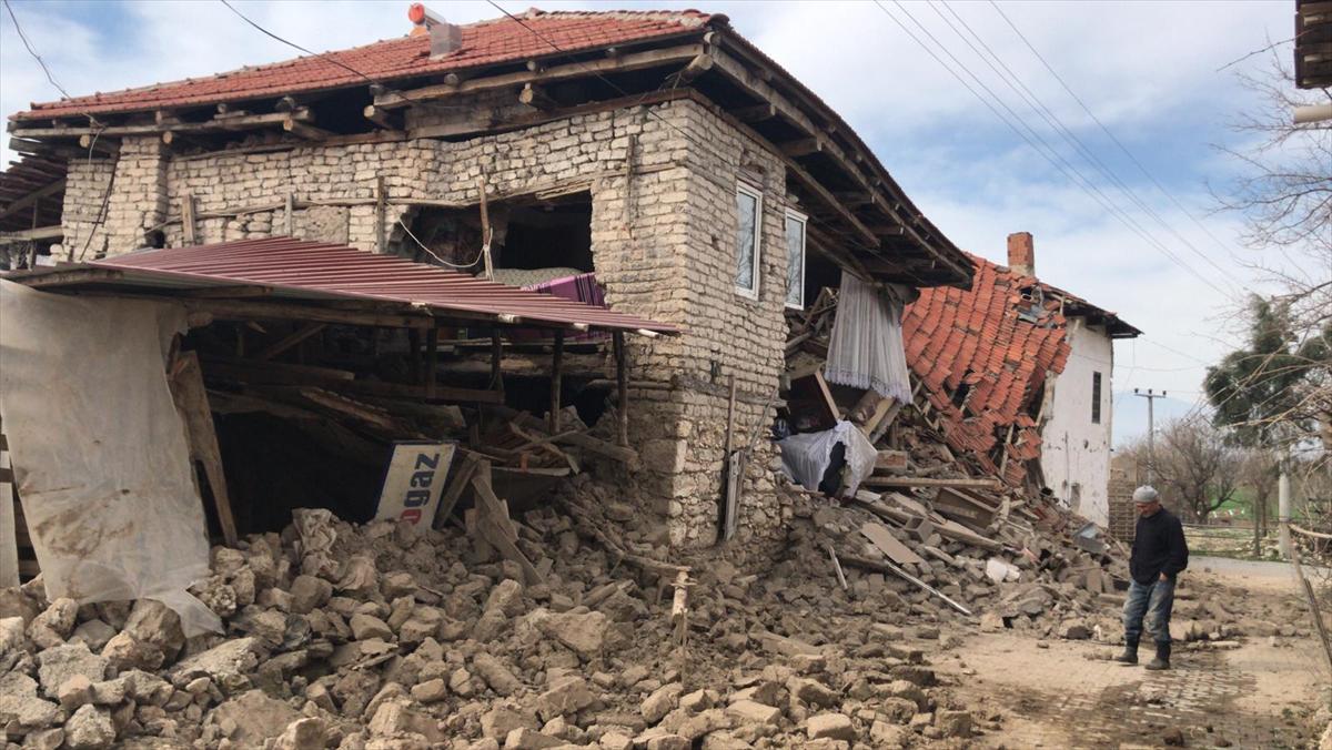 Denizli'de Yaşanan Deprem Anına Ait Korkunç Görüntüler (Video)