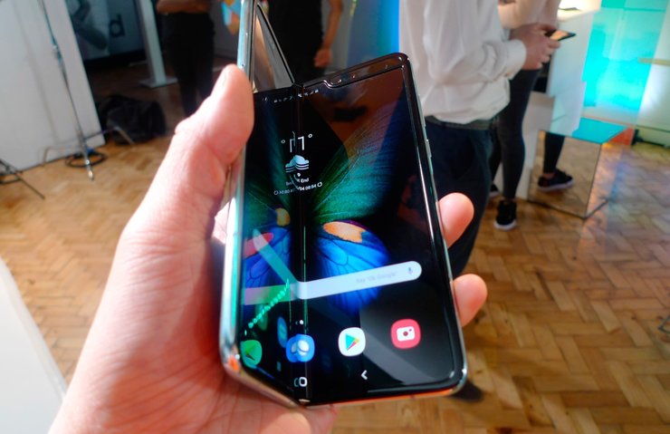 Galaxy Fold Ertelendi