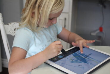 ipad kilitleyen çocuk