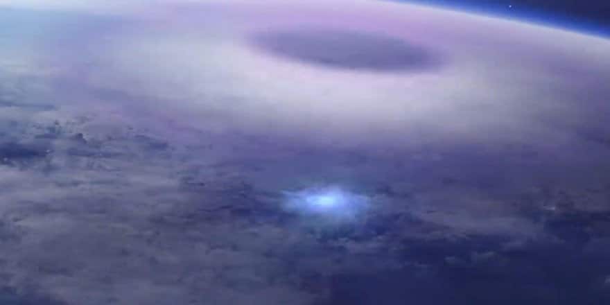 ESA Kısaltmasıyla Bilinen Ajans, Dünyadan Atmosfere Doğru Gitmekte Olan Mavi Işıkların Hayranlık Uyandıran Videosunu Yayınladı.