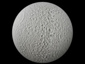 Satürn'ün Uydusu Rhea'nın Yüzeyindeki Tanımlanamayan Maddenin Gizemi Çözüldü.