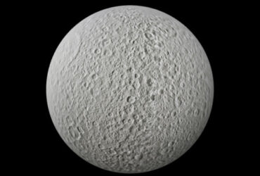 Satürn'ün Uydusu Rhea'nın Yüzeyindeki Tanımlanamayan Maddenin Gizemi Çözüldü.