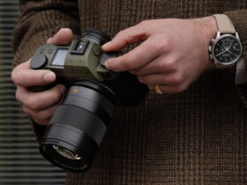 Gövdesiyle fark yaratan Leica SL3 Reporter tanıtıldı 66 a person in a brown tweed coat holds a green leica camera 660x371 1