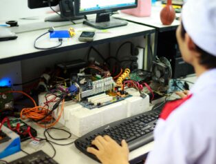 FSR 4.1 Beklentileri Üzüldü: AMD’nin Yeni Sürüm FSR 3.1’den Daha Yavaş