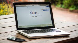 Google AB’yi Sürdürülebilir Yapay Zeka Kurallarına Uygun Kaldı