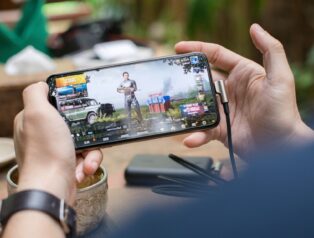 Güçlü Batarya ve Soğutma Fanıyla Oyun Telefonu Çıkıyor