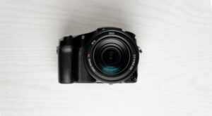 Sony RX10 Mark V: Yapay Zeka Desteğiyle Sınıra Uğradı