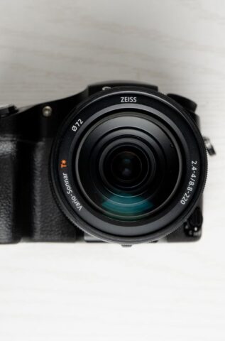 Sony RX10 Mark V: Yapay Zeka Desteğiyle Sınıra Uğradı