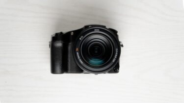Sony RX10 Mark V: Yapay Zeka Desteğiyle Sınıra Uğradı