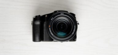 Sony RX10 Mark V: Yapay Zeka Desteğiyle Sınıra Uğradı