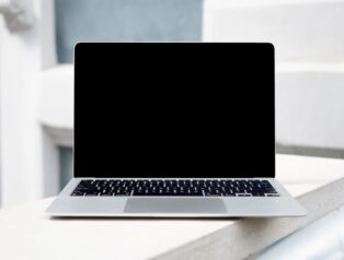 Surface Laptop 8 GB RAM Modeli Kullanıcıları Şok Ediyor