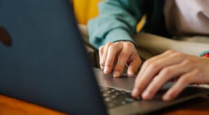 Windows 11 Başlat Menüsü: Yeni Boyut ve Gizleme Seçenekleri Eklendi